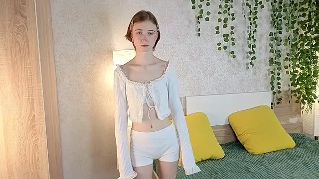 Snapshot of ViollaBloom chatting on 12/15/25, 01:43 ViollaBloom online show from 12/15/25, 01:43