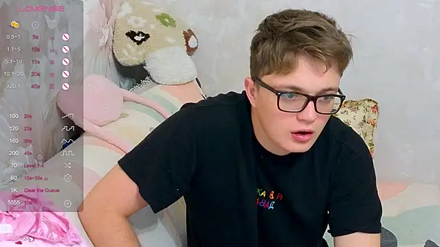 Snapshot of robertkingsize chatting on 12/15/25, 03:49 robertkingsize online show from 12/15/25, 03:49