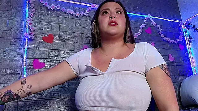 Snapshot of emma_honey__ chatting on 12/17/25, 11:44 emma honey online show from 12/17/25, 11:44