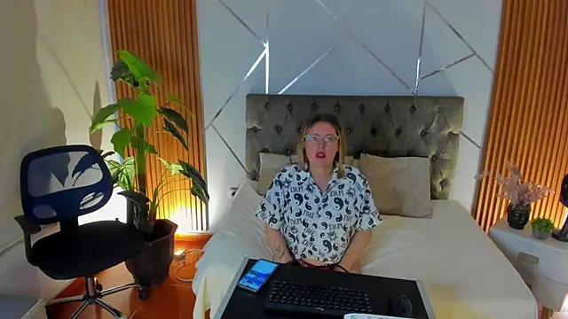 Snapshot of brenda_hertz chatting on 12/16/25, 11:26 brenda hertz online show from 12/16/25, 11:26