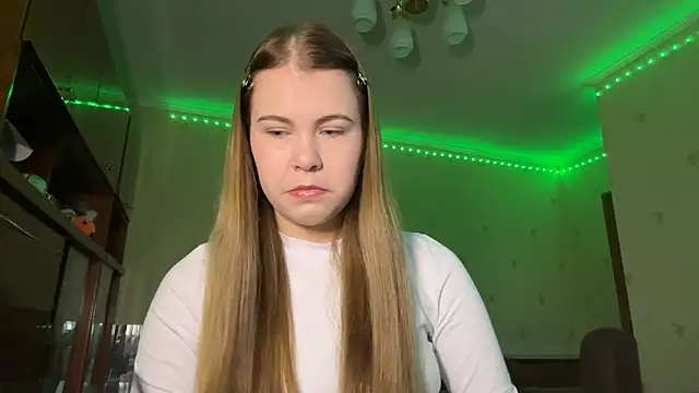 Snapshot of MaevAmy chatting on 12/15/25, 12:31 MaevAmy online show from 12/15/25, 12:31