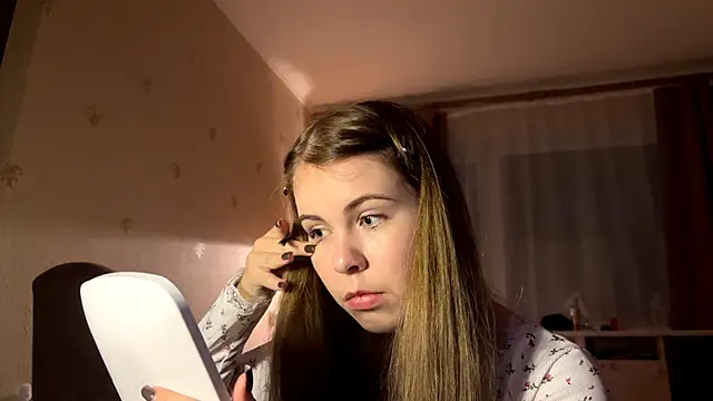 Snapshot of MaevAmy chatting on 12/17/25, 02:45 MaevAmy online show from 12/17/25, 02:45