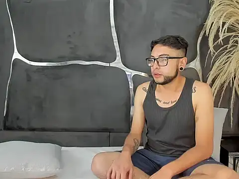 Snapshot of LailaAndOliver chatting on 12/16/25, 01:16 LailaAndOliver online show from 12/16/25, 01:16