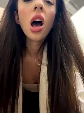 Snapshot of YeaLina chatting on 12/14/25, 10:42 YeaLina online show from 12/14/25, 10:42