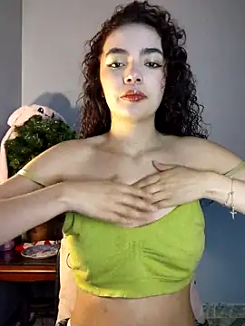 Snapshot of Alii_tay chatting on 12/15/25, 08:40 Alii tay online show from 12/15/25, 08:40