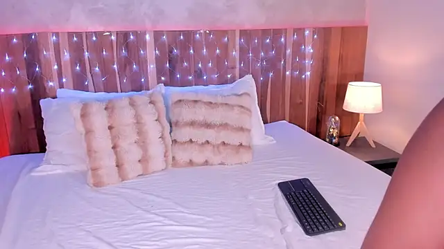 Snapshot of KrystalWoodss chatting on 12/16/25, 03:55 KrystalWoodss online show from 12/16/25, 03:55