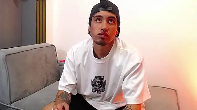 Snapshot of ChrisLyonss chatting on 12/15/25, 08:35 ChrisLyonss online show from 12/15/25, 08:35