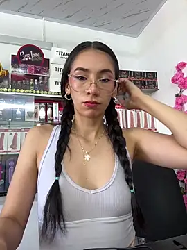 lunaluxury22 online show from 02/04/26, 02:34