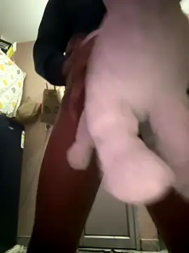 Snapshot of x143567 chatting on 12/16/25, 05:56 x143567 online show from 12/16/25, 05:56