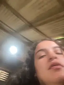 Snapshot of Maduzinha_ofc chatting on 12/15/25, 01:37 Maduzinha ofc online show from 12/15/25, 01:37