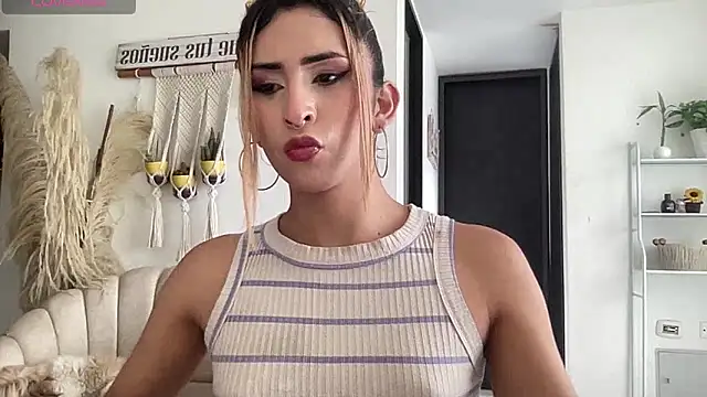 Snapshot of isa_fox_23 chatting on 05/25/26, 01:28 isa fox 23 online show from 05/25/26, 01:28
