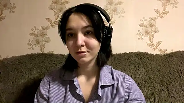 Snapshot of EmilyVeiro chatting on 12/17/25, 05:19 EmilyVeiro online show from 12/17/25, 05:19