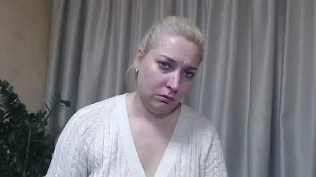Snapshot of sweetpussy13 chatting on 10/25/25, 06:32 sweetpussy13 online show from 10/25/25, 06:32