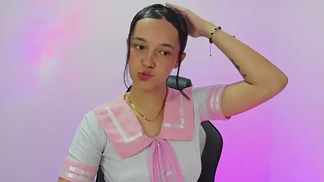 Snapshot of esme_ chatting on 12/17/25, 11:33 esme online show from 12/17/25, 11:33