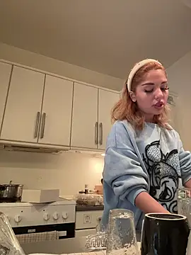 Snapshot of SilkyMira chatting on 12/21/25, 06:59 SilkyMira online show from 12/21/25, 06:59