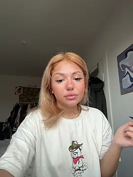 Snapshot of SilkyMira chatting on 12/22/25, 11:18 SilkyMira online show from 12/22/25, 11:18