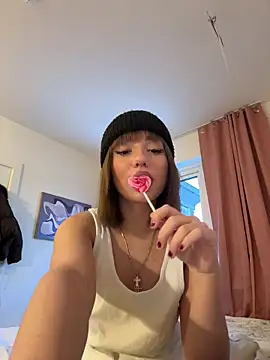 Snapshot of SilkyMira chatting on 01/12/26, 02:44 SilkyMira online show from 01/12/26, 02:44