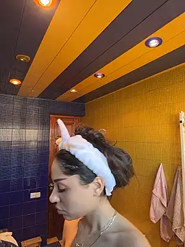 Snapshot of SilkyMira chatting on 02/25/26, 01:43 SilkyMira online show from 02/25/26, 01:43