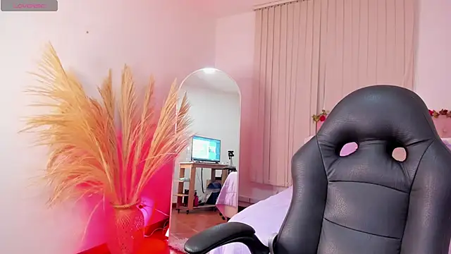 Snapshot of Isa_Emm chatting on 12/16/25, 07:08 Isa Emm online show from 12/16/25, 07:08