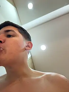 Snapshot of Valentino_ceratti chatting on 12/15/25, 12:04 Valentino ceratti online show from 12/15/25, 12:04