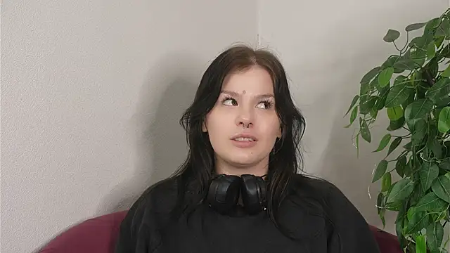 Snapshot of LesleyManire chatting on 12/17/25, 10:54 LesleyManire online show from 12/17/25, 10:54