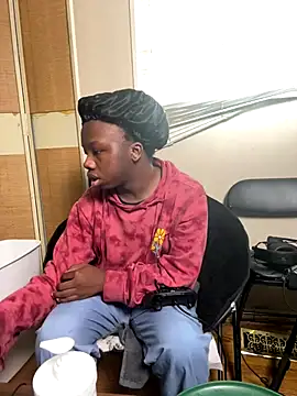 Snapshot of YourLittleBoyfriend chatting on 12/17/25, 03:40 YourLittleBoyfriend online show from 12/17/25, 03:40