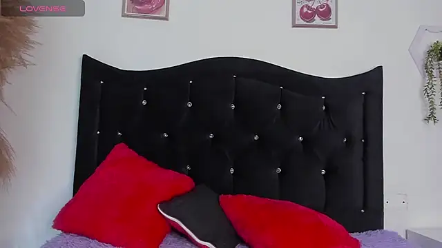 Snapshot of Victoriia_Xx chatting on 12/16/25, 01:05 Victoriia Xx online show from 12/16/25, 01:05