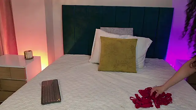 PaulinaSaint online show from 12/20/25, 01:02