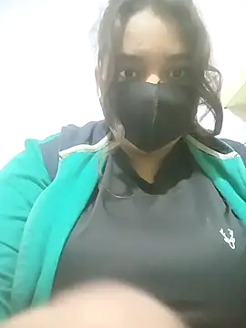 Snapshot of Yaya_345 chatting on 12/17/25, 05:35 Yaya 345 online show from 12/17/25, 05:35