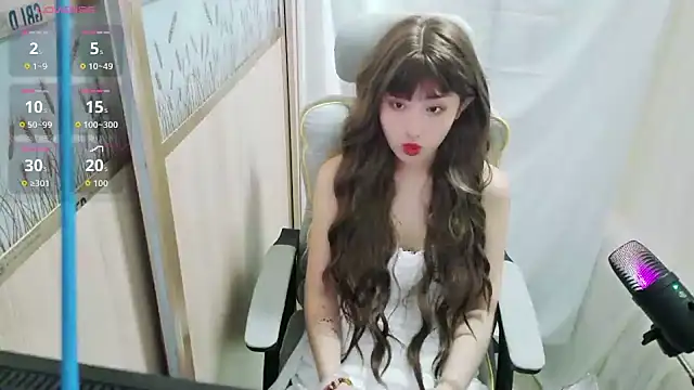 Snapshot of QINQIN-BYE chatting on 12/17/25, 01:06 QINQIN-BYE online show from 12/17/25, 01:06