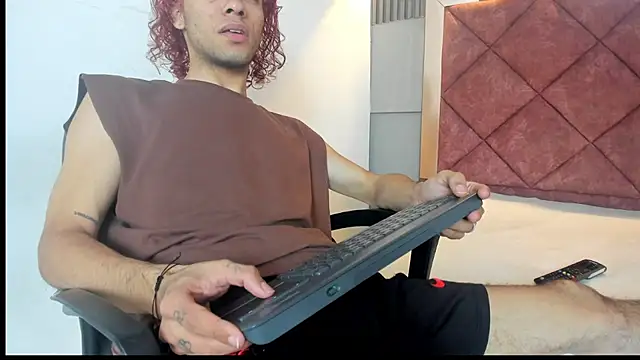 TAYSON SCOTT online show from 12/18/25, 01:39