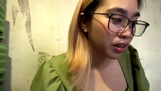 Snapshot of LenoraFrailey chatting on 12/20/25, 02:07 LenoraFrailey online show from 12/20/25, 02:07