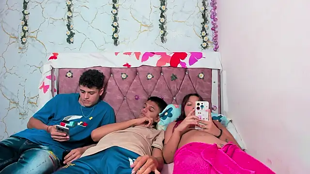 Snapshot of Trio_Hot_77 chatting on 12/21/25, 03:08 Trio Hot 77 online show from 12/21/25, 03:08