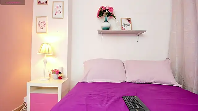 Snapshot of EmmaBell_ chatting on 12/17/25, 12:55 EmmaBell online show from 12/17/25, 12:55