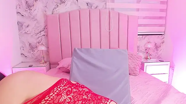 Snapshot of sofia_go_ chatting on 12/15/25, 11:58 sofia go online show from 12/15/25, 11:58