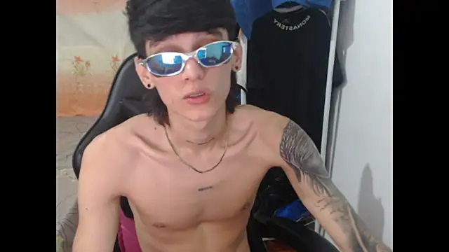 Snapshot of Sweett_Boyy chatting on 12/18/25, 12:17 Sweett Boyy online show from 12/18/25, 12:17