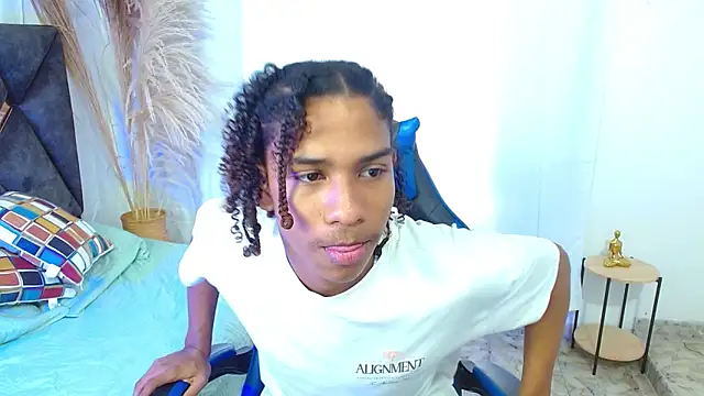 Snapshot of angelll18_ chatting on 12/18/25, 08:48 angelll18 online show from 12/18/25, 08:48