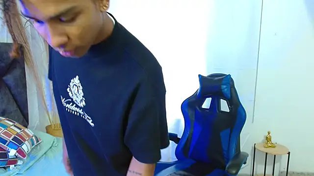 Snapshot of angelll18_ chatting on 12/19/25, 08:27 angelll18 online show from 12/19/25, 08:27