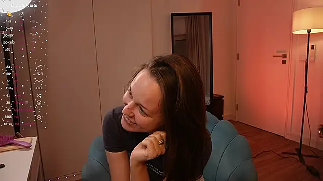 Snapshot of NeonDream_ chatting on 12/17/25, 01:06 NeonDream online show from 12/17/25, 01:06