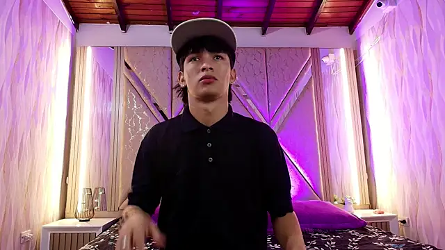 Snapshot of Skinny_boyx chatting on 12/15/25, 01:15 Skinny boyx online show from 12/15/25, 01:15