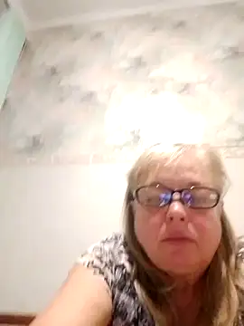 Snapshot of LinaLight88 chatting on 12/17/25, 08:59 LinaLight88 online show from 12/17/25, 08:59