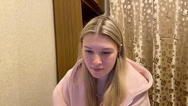 SkyeDavis online show from 12/17/25, 07:20