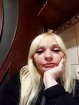 Snapshot of MirandaStar462 chatting on 12/20/25, 10:44 MirandaStar462 online show from 12/20/25, 10:44