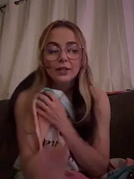 Snapshot of sugxrfox chatting on 12/16/25, 06:29 sugxrfox online show from 12/16/25, 06:29