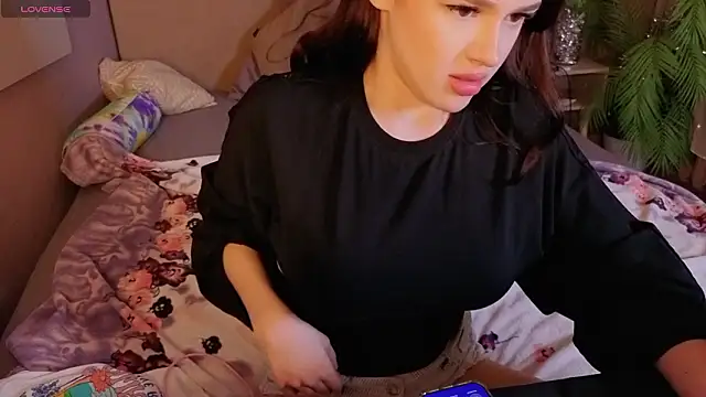 Snapshot of Holly__Bush chatting on 03/01/26, 03:25 Holly Bush online show from 03/01/26, 03:25