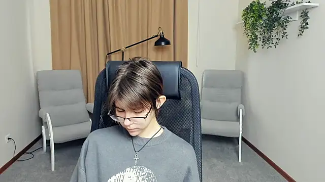 Snapshot of LeoneKonma chatting on 12/17/25, 09:04 LeoneKonma online show from 12/17/25, 09:04