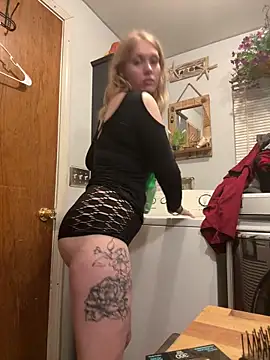 Snapshot of Barbieplaytine chatting on 12/18/25, 06:14 Barbieplaytine online show from 12/18/25, 06:14