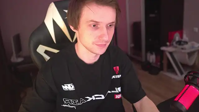 Snapshot of art_hunter chatting on 12/15/25, 08:46 art hunter online show from 12/15/25, 08:46