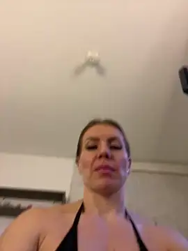 Snapshot of Natalia_Fit chatting on 05/25/26, 05:13 Natalia Fit online show from 05/25/26, 05:13