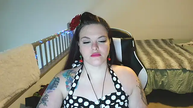 Snapshot of VixieVanderbilt chatting on 12/17/25, 04:46 VixieVanderbilt online show from 12/17/25, 04:46